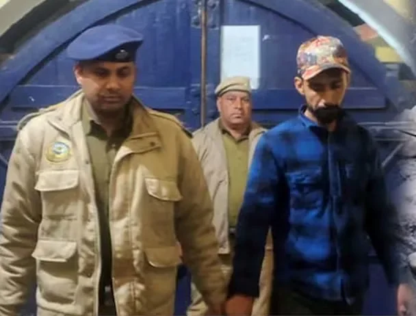 हिमाचल प्रदेश ( Himachal Pradesh )  में चिट्टा अब केवल नशे की समस्या नहीं रहा, बल्कि यह पूरे सिस्टम के लिए एक खुली चुनौती बन चुका है। सरकार की ओर से जागरूकता अभियान, पोस्टर और इनाम की घोषणाएं जारी हैं, लेकिन जमीनी हकीकत यह है कि तस्करों और सप्लायरों में न कानून का डर दिख रहा है और न ही सत्ता का।