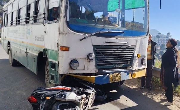 कुमारहट्टी फ्लाईओवर पर स्कूटी और HRTC बस की टक्कर
