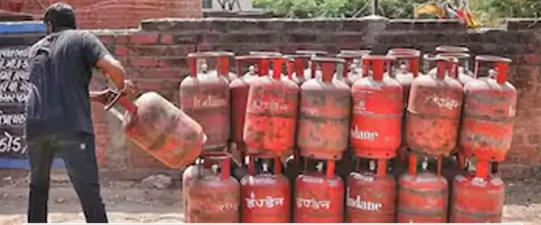 शिमला: साल 2026 की शुरुआत आम आदमी के लिए राहत और बड़े बदलावों की सौगात लेकर आ रही है। केंद्र सरकार और विभिन्न नियामक संस्थानों द्वारा 1 जनवरी 2026 से कई नए नियम लागू किए जा रहे हैं। राशन कार्ड से लेकर गैस सिलेंडर की कीमतों और बैंकिंग नियमों तक, ये बदलाव सीधे आपके बजट और जीवनशैली को प्रभावित करेंगे।